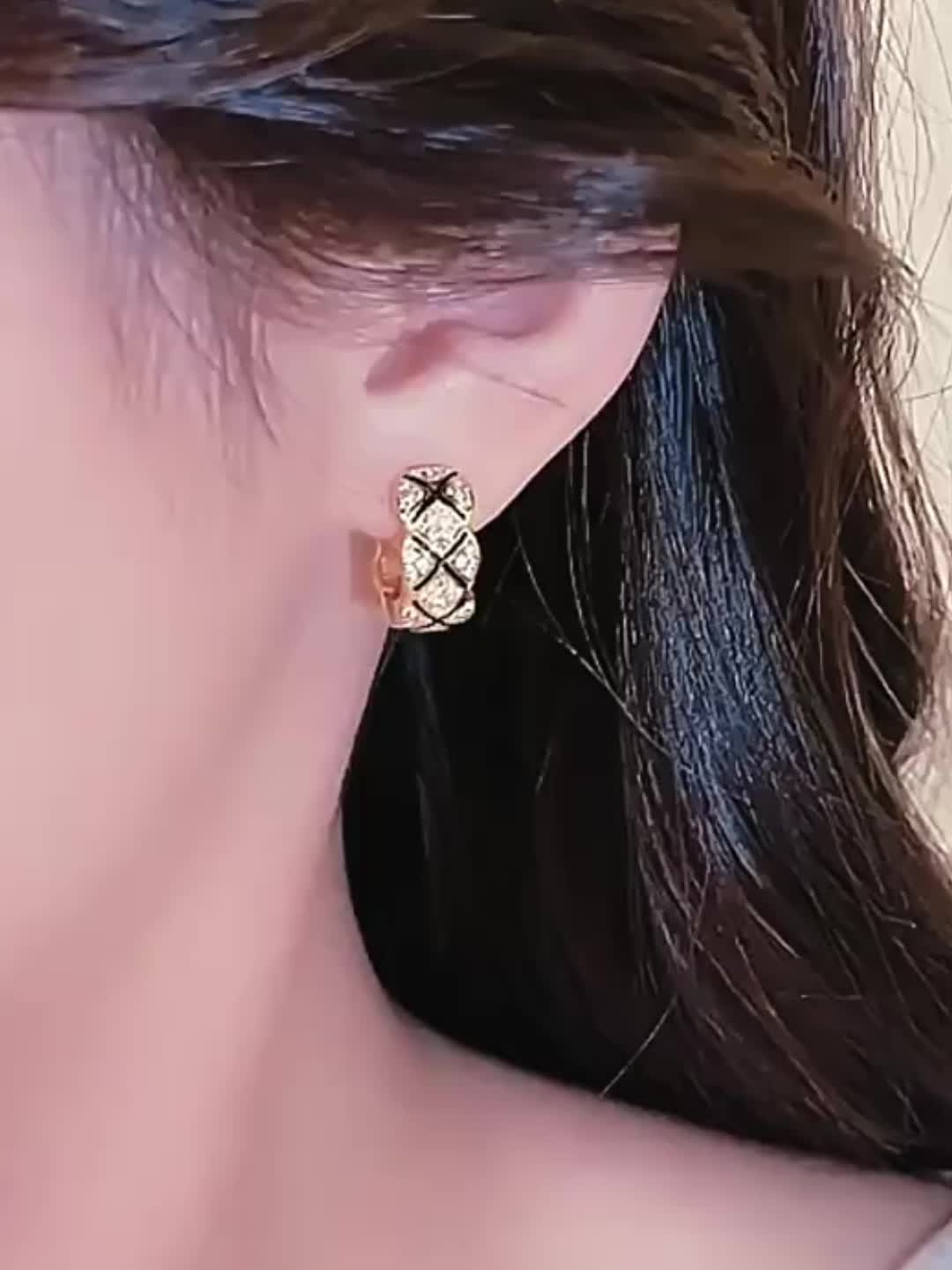 Fashionable Irregular-Shaped Copper H Alloy Hoop Earrings